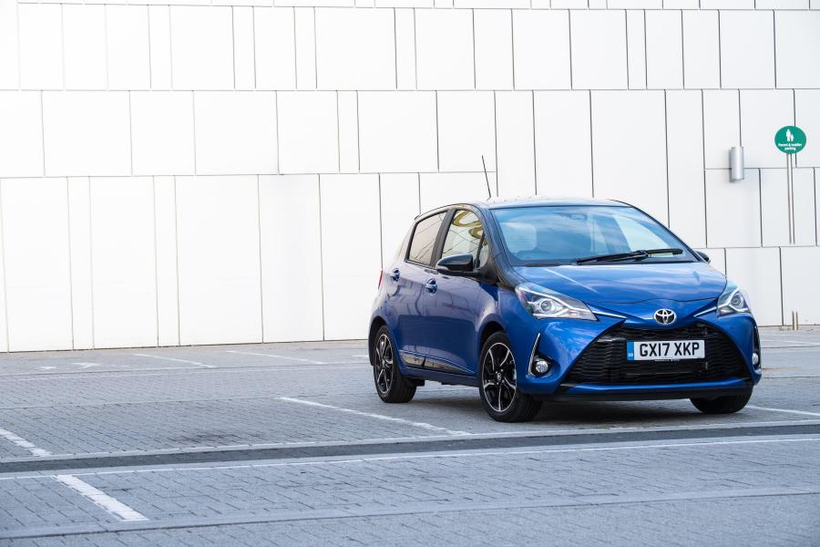  Toyota Yaris Bi-Tone 2017 года  (UK) (фото 11 из 40)